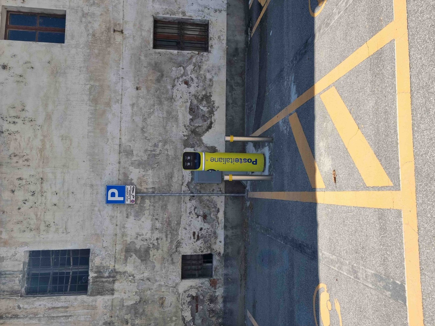 Colonnina ricarica elettrica auto Poste Italiane